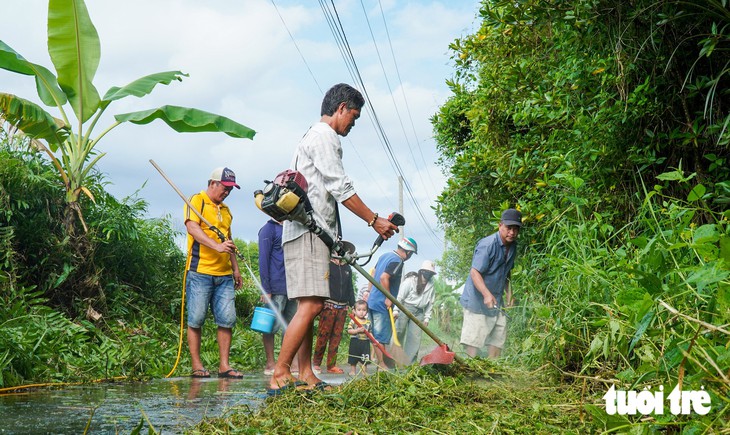 Chuyện những người ‘khùng’ ở Cà Mau mưa mà đi rửa đường giao thông - Ảnh 2.