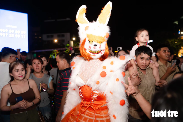 Trang phục Halloween độc đáo của giới trẻ tại phố đi bộ Nguyễn Huệ 2026 - Ảnh 4.