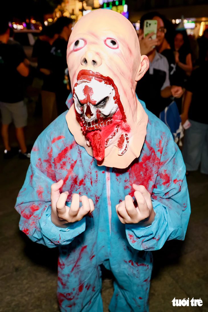 Trang phục Halloween độc đáo của giới trẻ tại phố đi bộ Nguyễn Huệ 2026 - Ảnh 7.