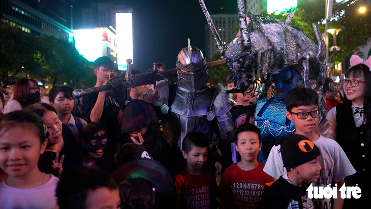 Trang phục Halloween độc đáo của giới trẻ tại phố đi bộ Nguyễn Huệ 2026 - Ảnh 10.