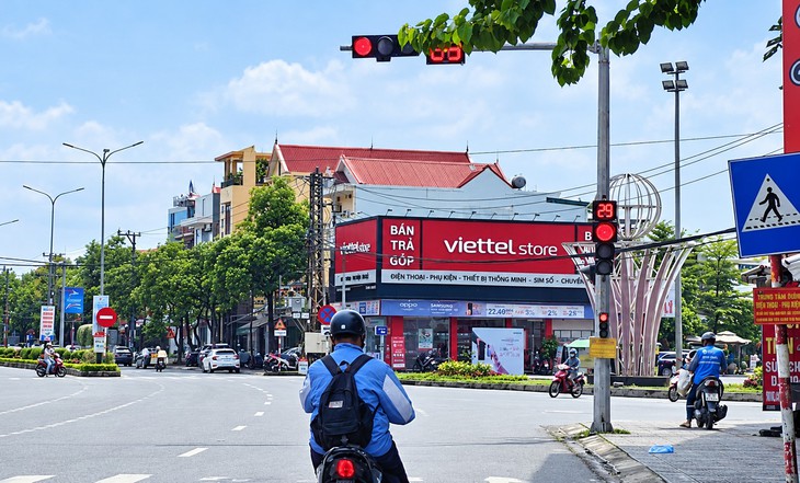 Biển 'đèn đỏ cấm rẽ phải' được tháo dỡ vì không hợp lý, bạn đọc đồng tình - Ảnh 1.