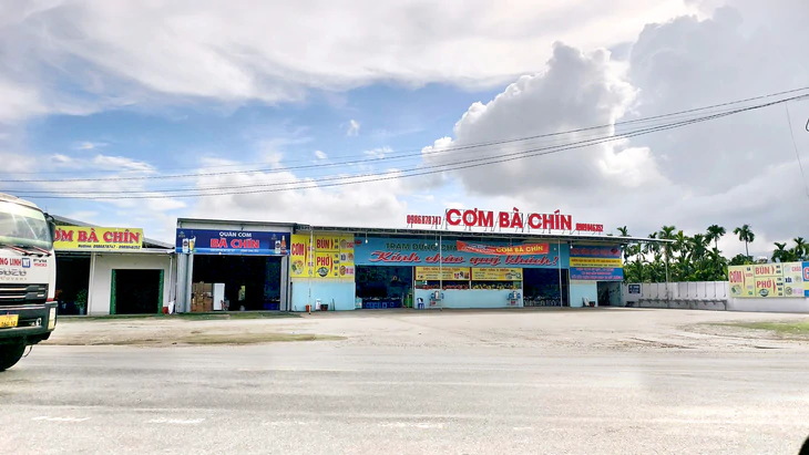Quán cơm 'bị khách tố bán đắc' có nhiều công trình xây trái phép trên đất nông nghiệp - Ảnh 2.