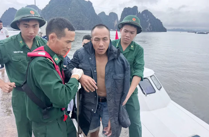 Tàu hàng nước ngoài va chạm tàu cá, 1 người tử vong, 5 người bị thương - Ảnh 1.