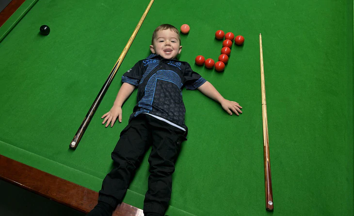 Cậu bé 3 tuổi đi vào lịch sử với tài billiards không tưởng - Ảnh 1.