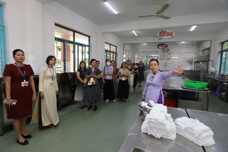 Bếp ăn bán trú một chiều ở trường tiểu học TP.HCM và nguyên tắc của cô hiệu trưởng - Ảnh 2.
