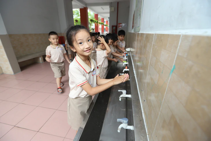Bếp ăn bán trú một chiều ở trường tiểu học TP.HCM và nguyên tắc của cô hiệu trưởng - Ảnh 4.