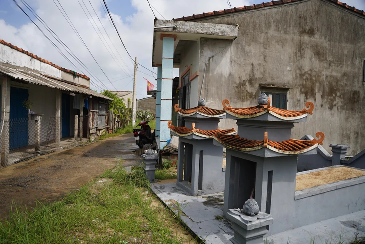 Nhìn 'đất vàng' giáp biển bị 300.000 ngôi mộ 'bao chiếm' mà tiếc - Ảnh 5.