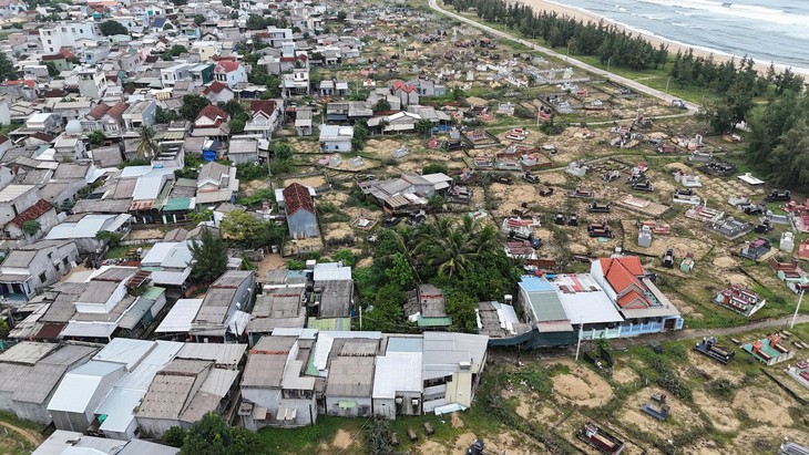 Nhìn 'đất vàng' giáp biển bị 300.000 ngôi mộ 'bao chiếm' mà tiếc - Ảnh 4.