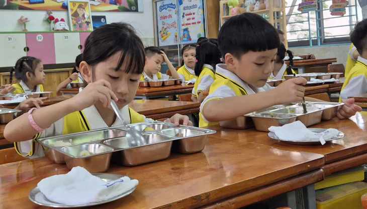 Bếp ăn bán trú một chiều ở trường tiểu học TP.HCM và nguyên tắc của cô hiệu trưởng - Ảnh 5.