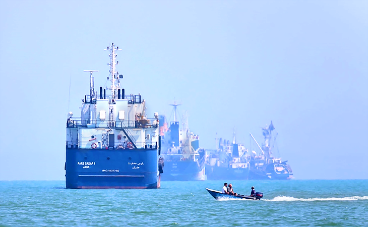 Iran nói 3 tàu dầu lớn phát nổ ở Hormuz, tàu không người lái Mỹ bị phá hủy - Ảnh 2.