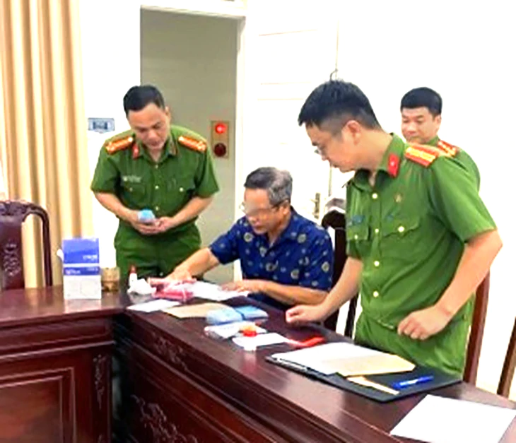 Bị truy nã tội hiếp dâm, người đàn ông ra đầu thú sau 37 năm lẩn trốn - Ảnh 2.