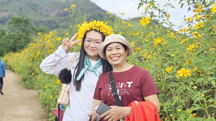Gia Lai: Mùa hoa dã quỳ khai hội  - Ảnh 7.