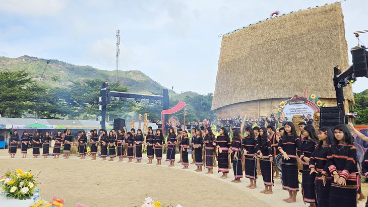 Gia Lai: Mùa hoa dã quỳ khai hội  - Ảnh 3.