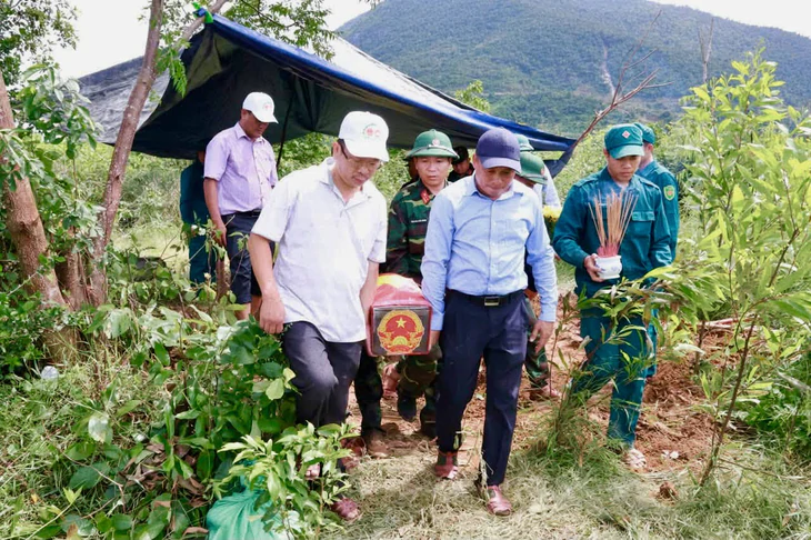 Tìm thấy hài cốt nữ liệt sĩ được bọc trong 2 lớp võng dù - Ảnh 1.