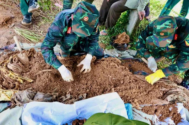 Tìm thấy hài cốt nữ liệt sĩ được bọc trong 2 lớp võng dù - Ảnh 3.