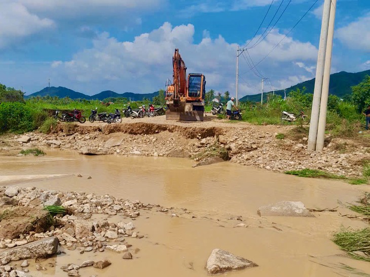 Đắk Lắk mưa lớn gây sạt lở đường, vùng trũng ven sông Ba bị ngập - Ảnh 2.