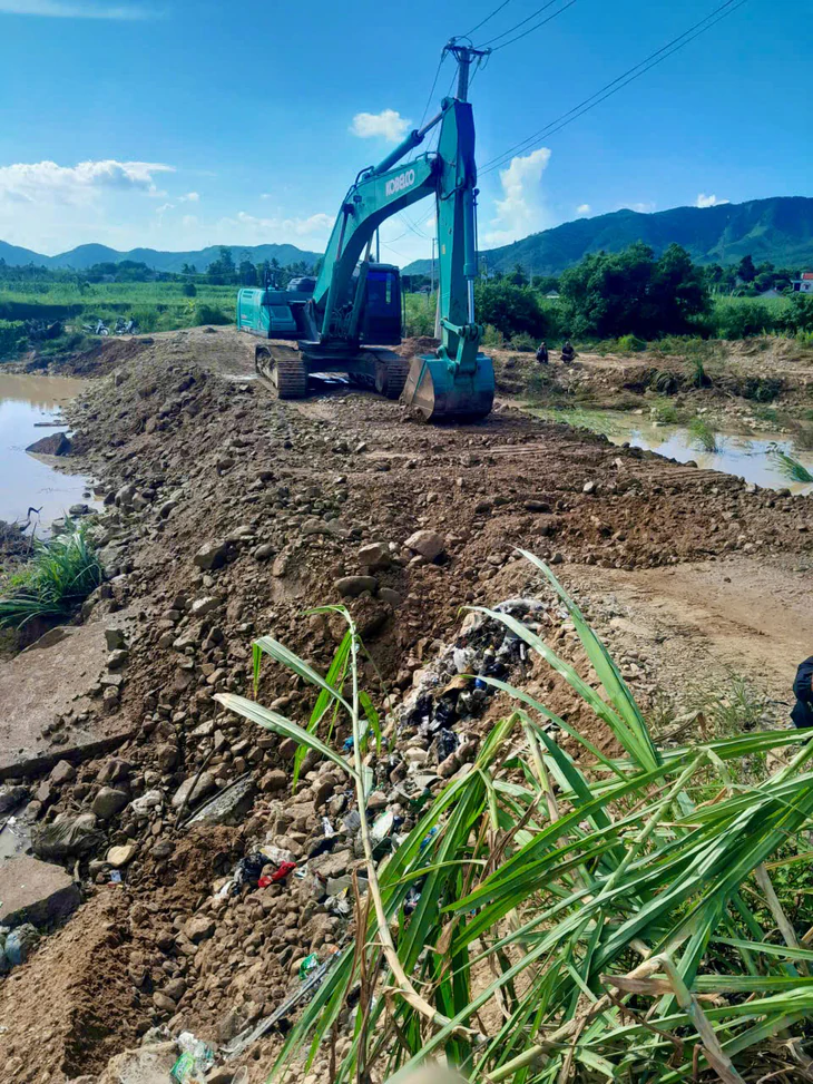 Đắk Lắk mưa lớn gây sạt lở đường, vùng trũng ven sông Ba bị ngập - Ảnh 3.