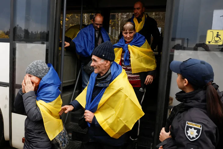Xúc động cảnh người dân Ukraine được 'về nhà' sau 1.700 ngày mắc kẹt giữa vùng chiến sự - Ảnh 3.