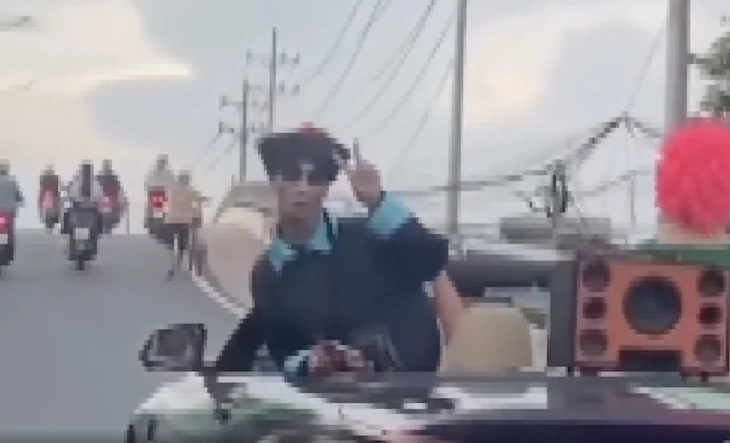 'Cương thi' xuống phố trên xe mui trần bị phạt - Ảnh 1.