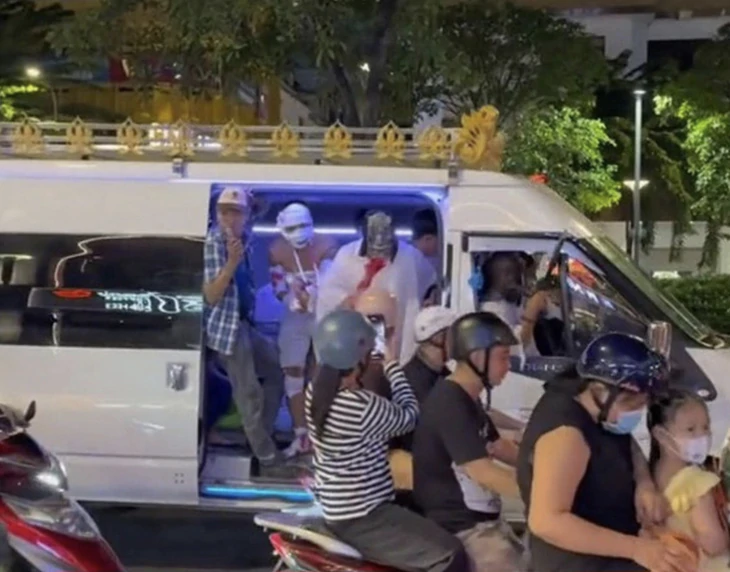 'Cương thi' xuống phố trên xe mui trần bị phạt - Ảnh 2.