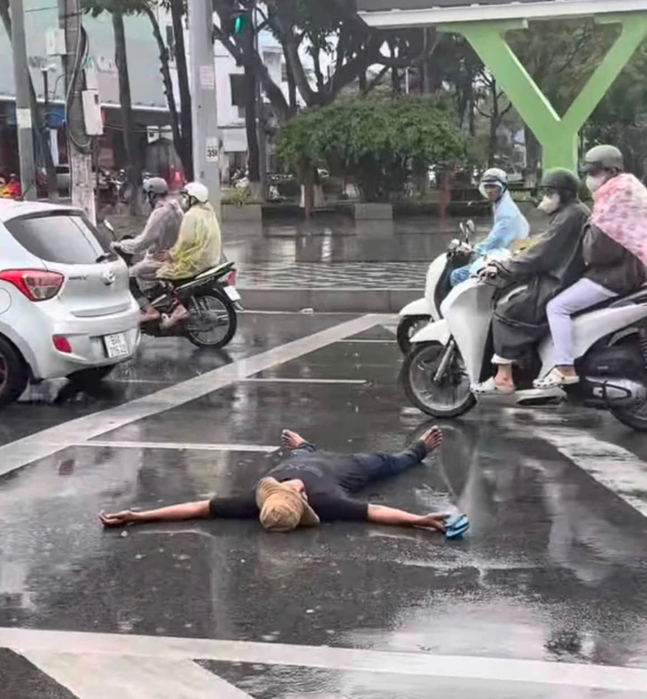 Làm rõ nghi vấn người đàn ông nằm giữa đường ở Cần Thơ sử dụng ma túy - Ảnh 1.