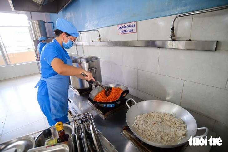 Vụ giá đĩa cơm trường học cao hơn bên ngoài: Bạn đọc gợi ý cho siêu thị mở cửa hàng trong trường học - Ảnh 1.