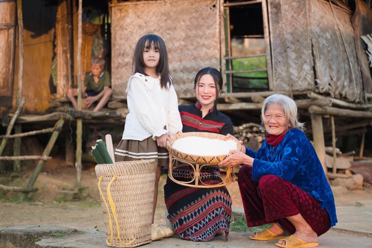 Cô gái Pa Kô học tiếng Anh qua AI, đưa thổ cẩm ra thế giới - Ảnh 3.