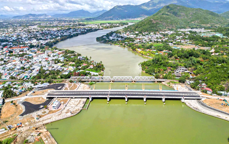 Vụ đập ngăn mặn gây ngập nhà, ruộng lúa dân: Phải hài hòa giữa tích nước với bảo vệ người dân - Ảnh 2.