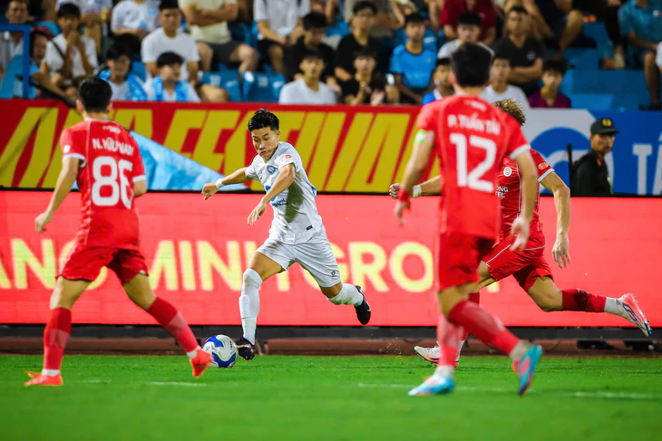 Ngược dòng trước 10 người Thể Công - Viettel, Nam Định lên đầu bảng V-League - Ảnh 2.