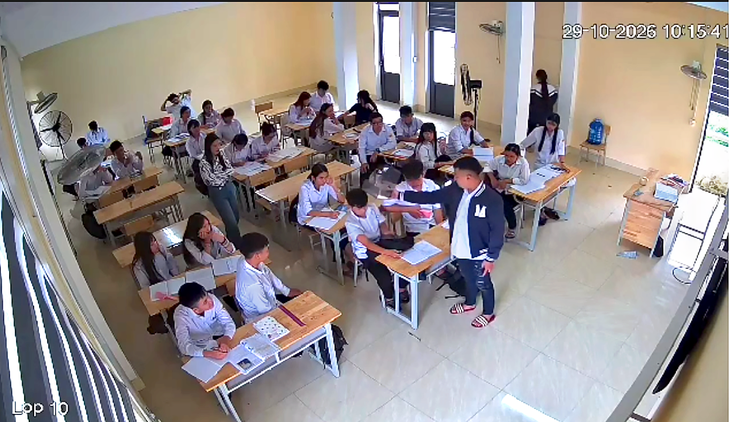 Nam sinh bị bạn đánh, bạt tai liên tiếp khi đang ngồi trong lớp học - Ảnh 2.