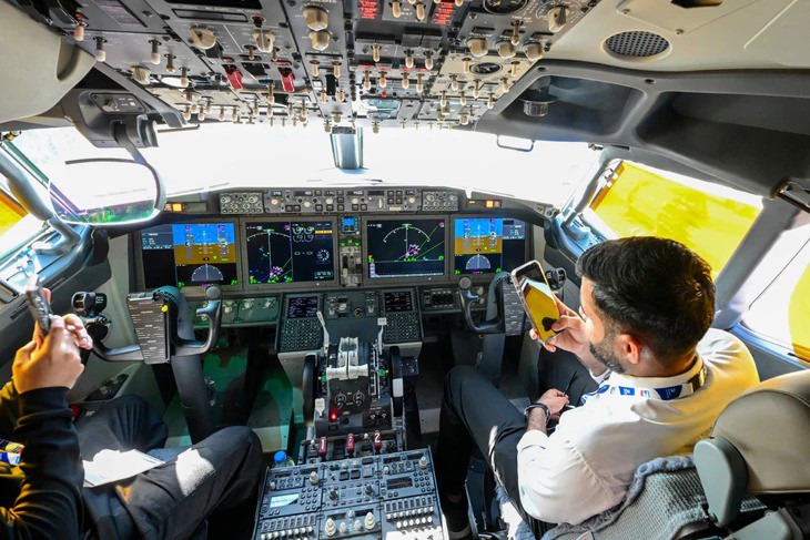 Những người đàn ông bí ẩn cứu máy bay FlyDubai khỏi thảm kịch lao dốc - Ảnh 1.
