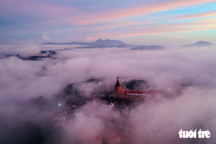 Đà Lạt 2 ngày qua bất ngờ đẹp ảo diệu như đã vào mùa nắng lạnh - Ảnh 3.