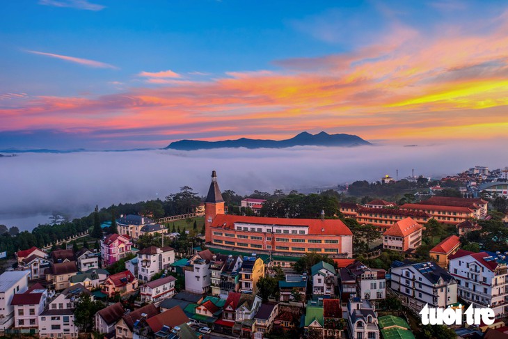 Đà Lạt 2 ngày qua bất ngờ đẹp ảo diệu như đã vào mùa nắng lạnh - Ảnh 4.