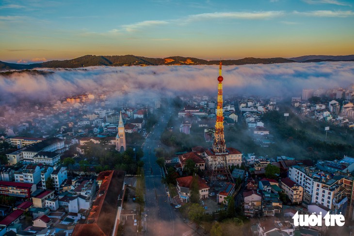 Đà Lạt 2 ngày qua bất ngờ đẹp ảo diệu như đã vào mùa nắng lạnh - Ảnh 5.