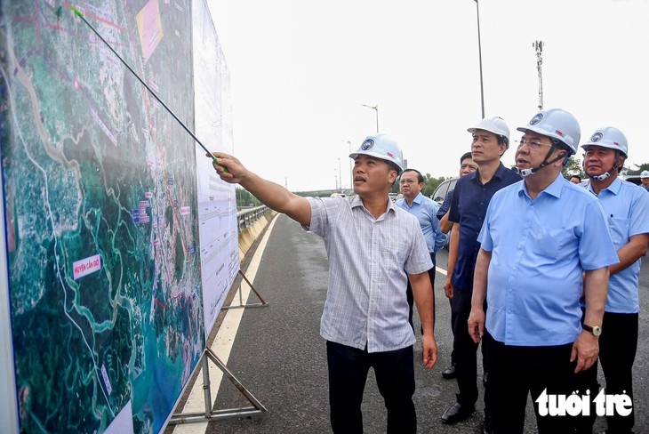 Phó thủ tướng Phạm Gia Túc kiểm tra tiến độ sân bay Long Thành - Ảnh 1.