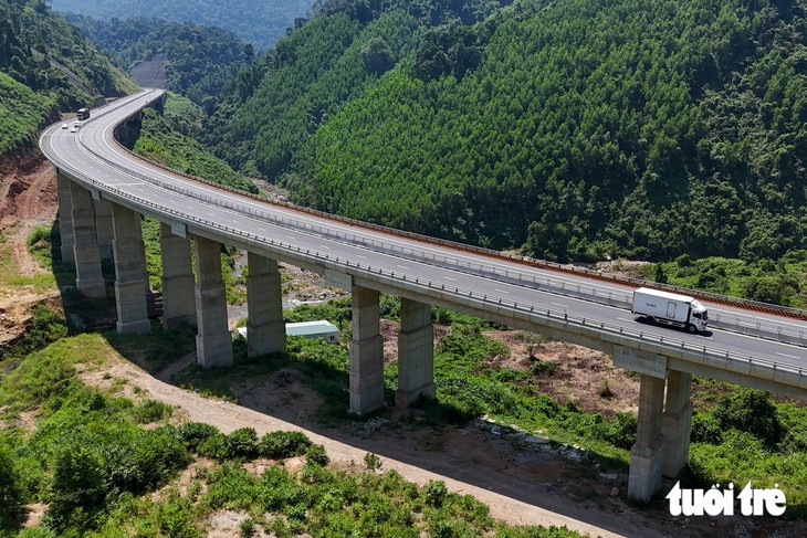 Ngắm cao tốc La Sơn - Hòa Liên mở rộng lên 4 làn xe xuyên núi rừng Bạch Mã - Ảnh 1.