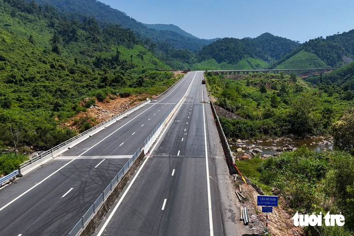 Ngắm cao tốc La Sơn - Hòa Liên mở rộng lên 4 làn xe xuyên núi rừng Bạch Mã - Ảnh 6.