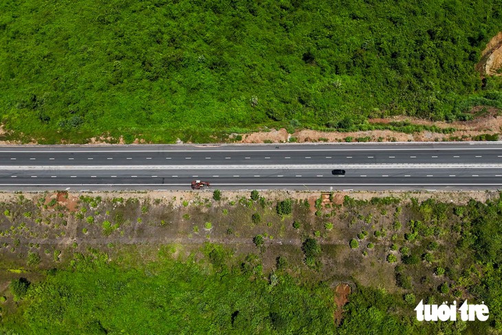 Ngắm cao tốc La Sơn - Hòa Liên mở rộng lên 4 làn xe xuyên núi rừng Bạch Mã - Ảnh 9.