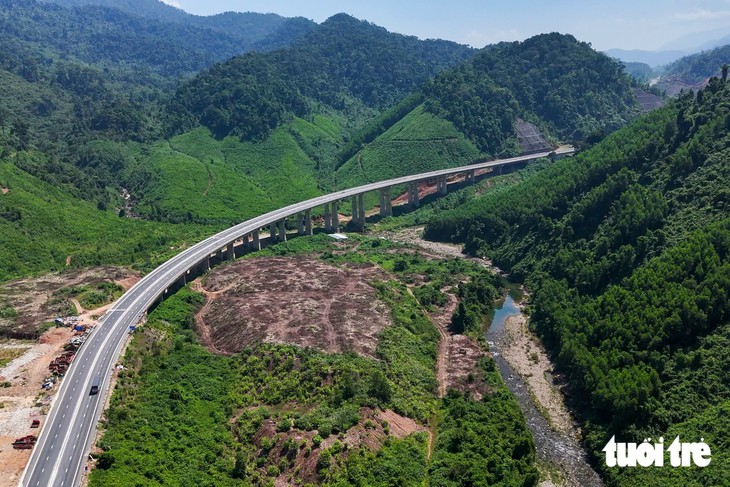 Ngắm cao tốc La Sơn - Hòa Liên mở rộng lên 4 làn xe xuyên núi rừng Bạch Mã - Ảnh 11.