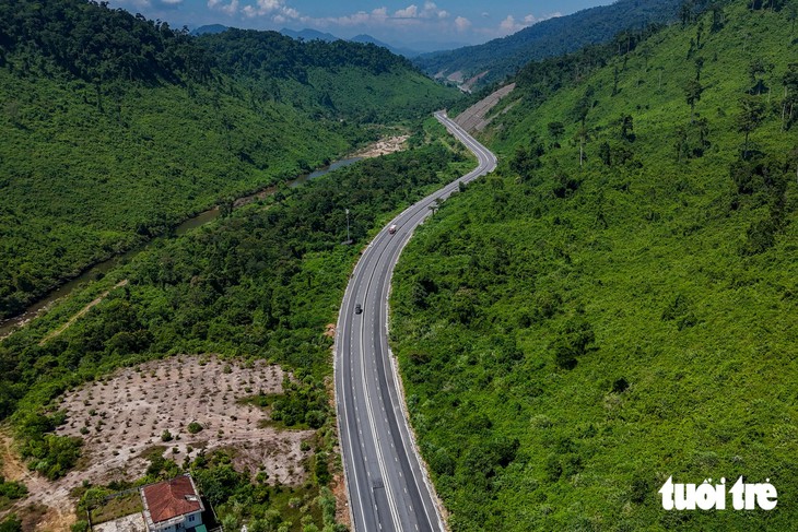 Ngắm cao tốc La Sơn - Hòa Liên mở rộng lên 4 làn xe xuyên núi rừng Bạch Mã - Ảnh 3.