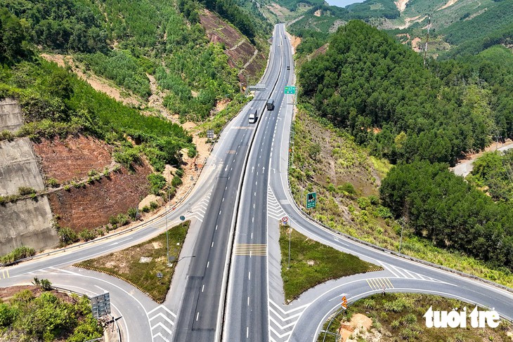 Ngắm cao tốc La Sơn - Hòa Liên mở rộng lên 4 làn xe xuyên núi rừng Bạch Mã - Ảnh 5.