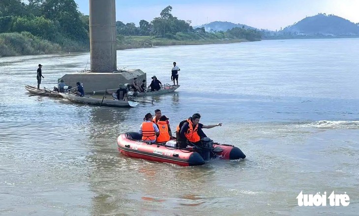 Mẹ già khóc ngất, 4 con ngóng tin cha mẹ mất tích sau vụ lật thuyền - Ảnh 5.