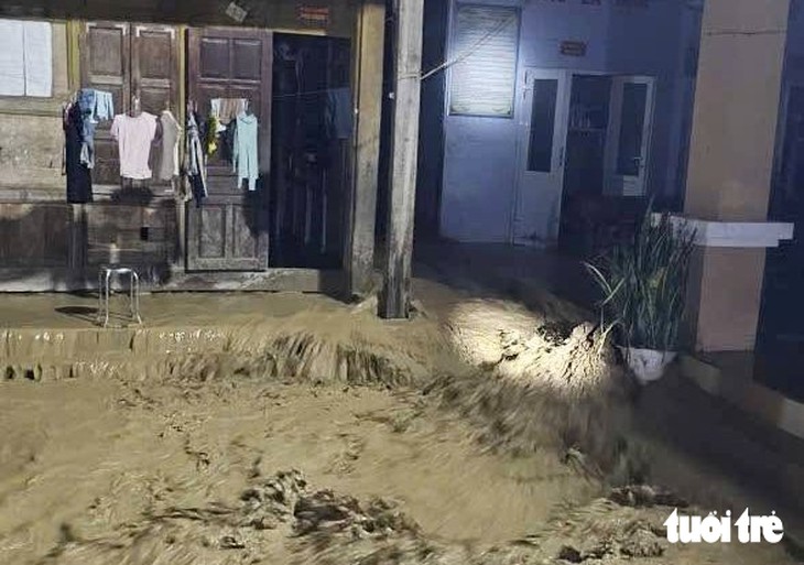 Vỡ kè chống lũ, bùn đất tràn vào trường học Nghệ An - Ảnh 1.