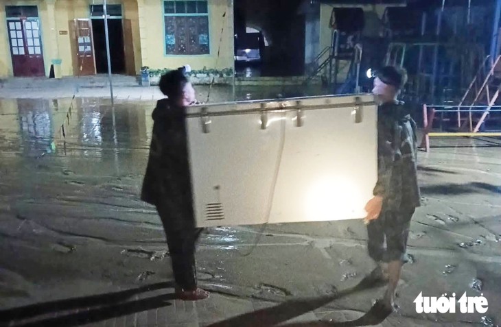 Vỡ kè chống lũ, bùn đất tràn vào trường học Nghệ An - Ảnh 2.