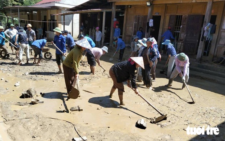 Vỡ kè chống lũ, bùn đất tràn vào trường học Nghệ An - Ảnh 4.