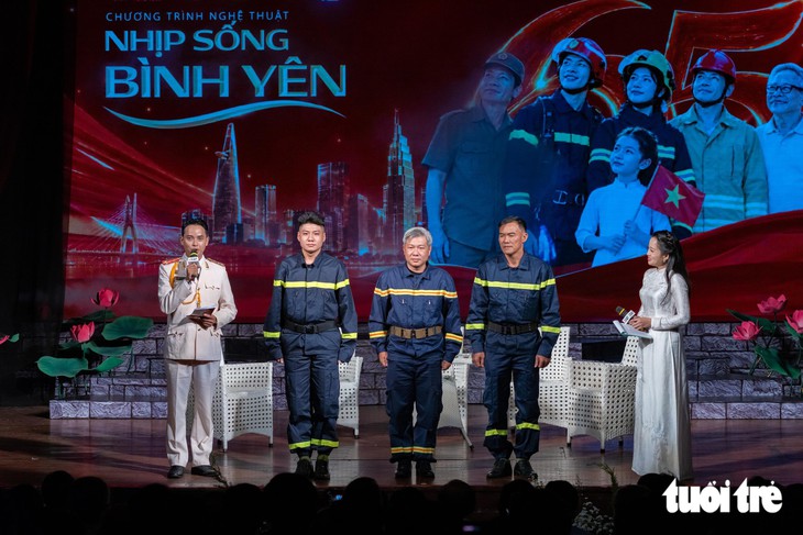 Kim Tử Long, Tú Sương đưa chuyện người lính PCCC lên sân khấu 'Nhịp sống bình yên' - Ảnh 5.