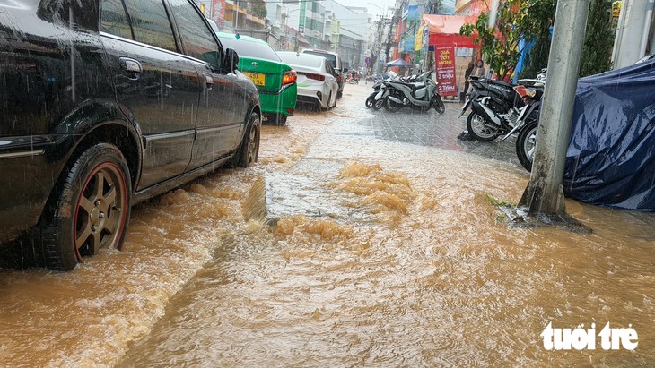 Mưa lớn chỉ 30 phút, trung tâm Đà Lạt ngập cục bộ - Ảnh 2.