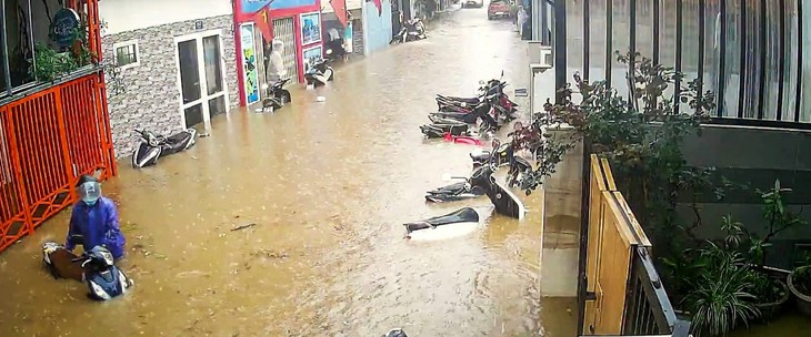 Mưa lớn chỉ 30 phút, trung tâm Đà Lạt ngập cục bộ - Ảnh 1.