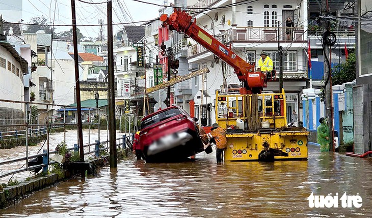 Mưa lớn chỉ 30 phút, trung tâm Đà Lạt ngập cục bộ - Ảnh 6.