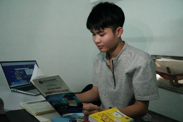 Tự nhận mình 'quá khứ học dốt', nam sinh Gia Lai 'lột xác' tiến vào đại học, làm thêm đến 0h - Ảnh 3.